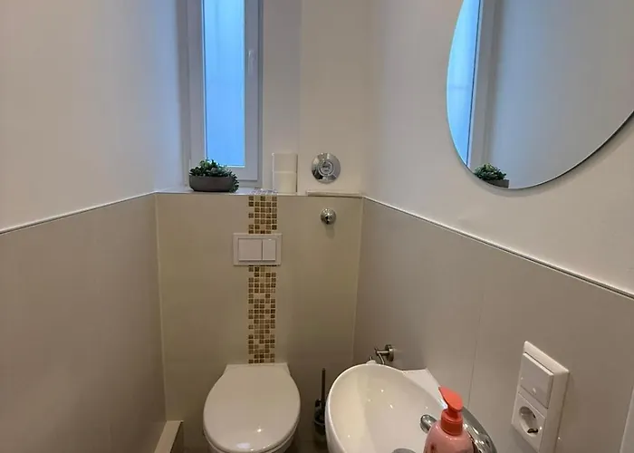 Schoenes Zimmer-3 In Stuttgart-mitte 홈스테이